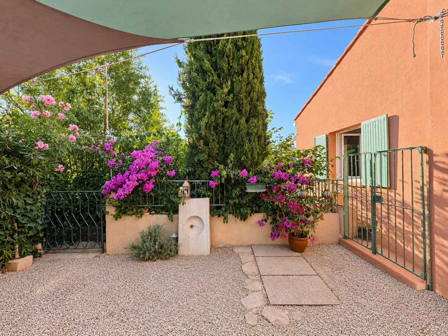 La cour ombragée et ses bougainvilliers