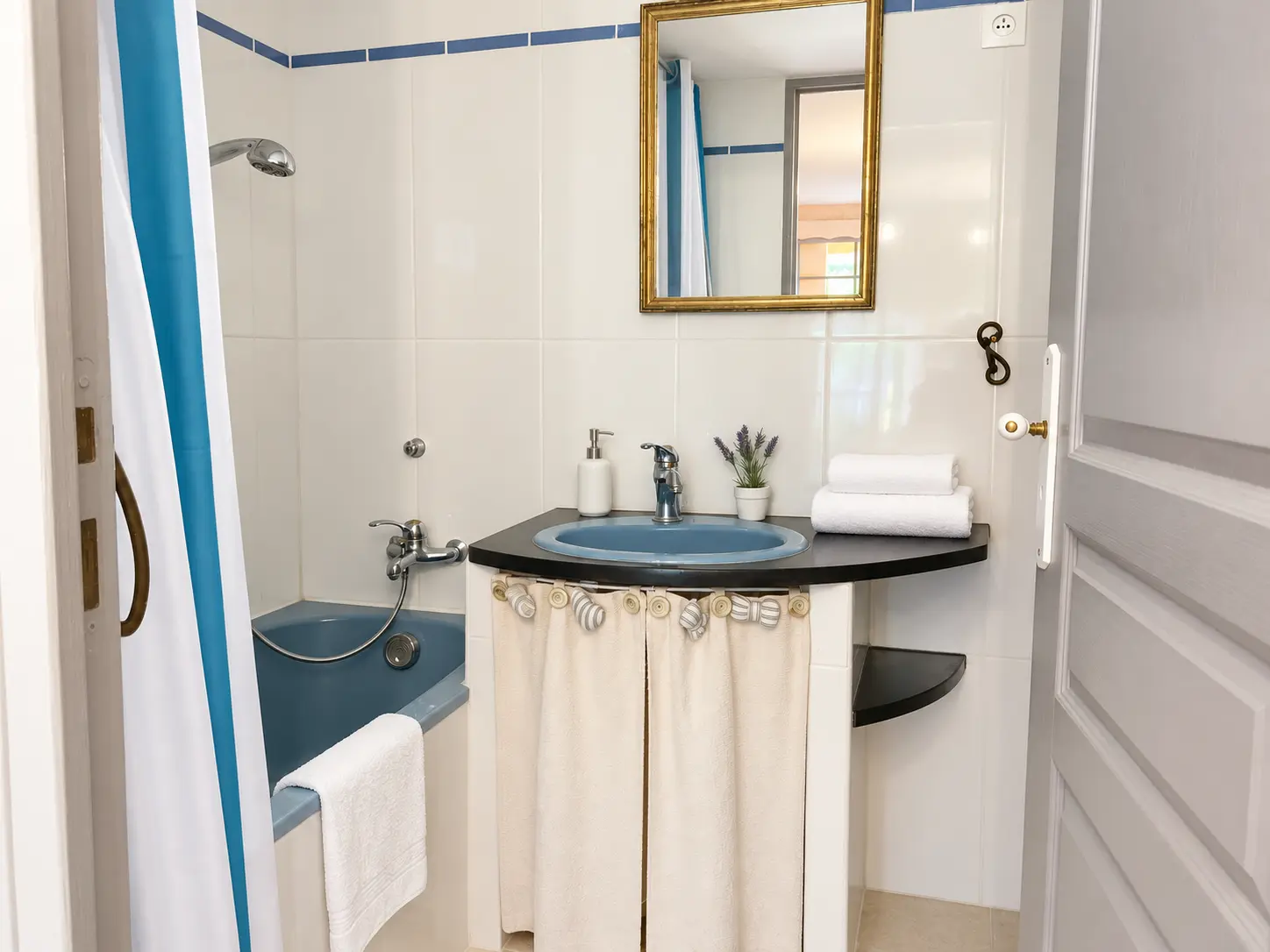 Baignoire et lavabo bleu lavande