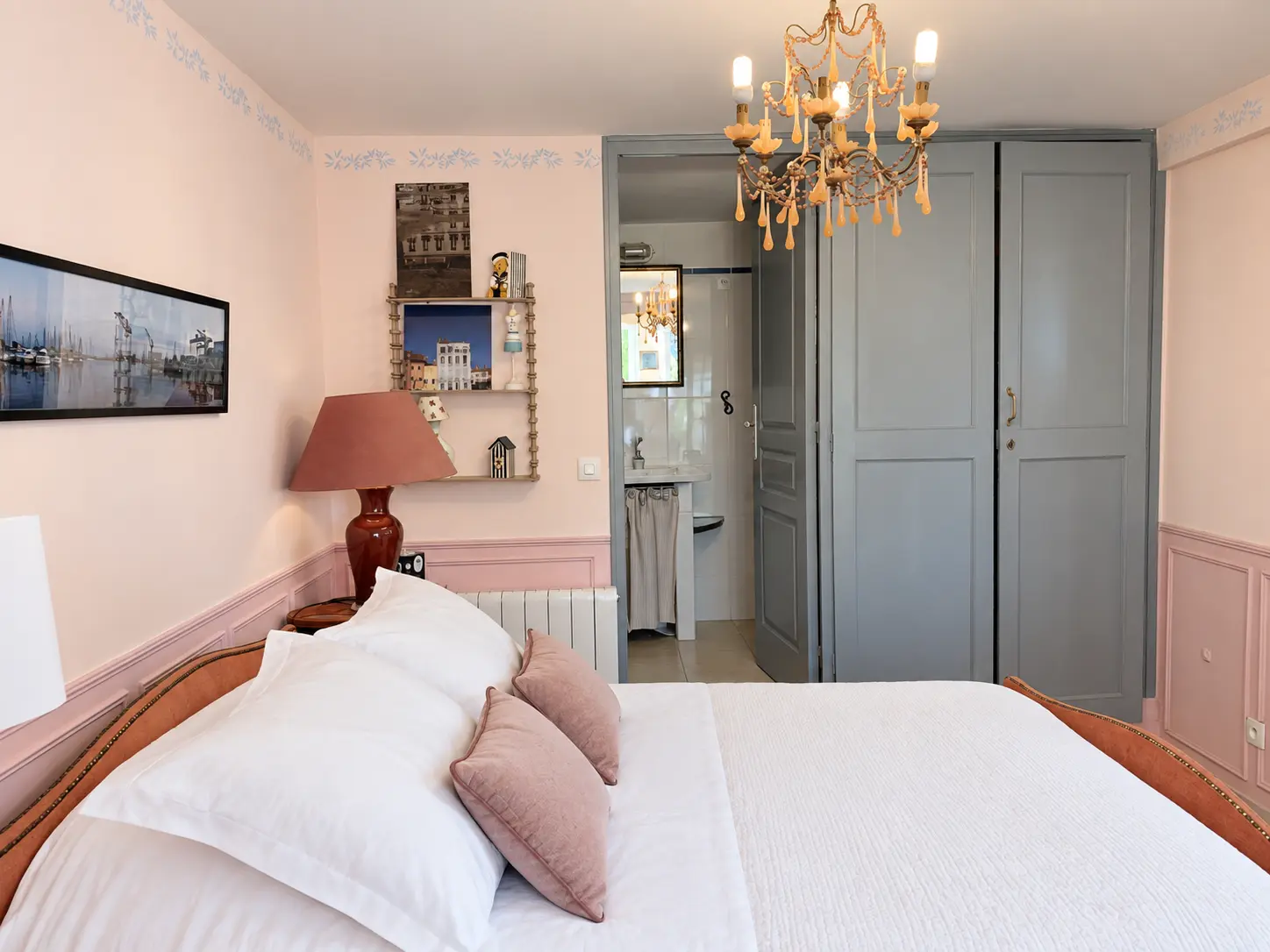 La chambre rose et sa salle d'eau