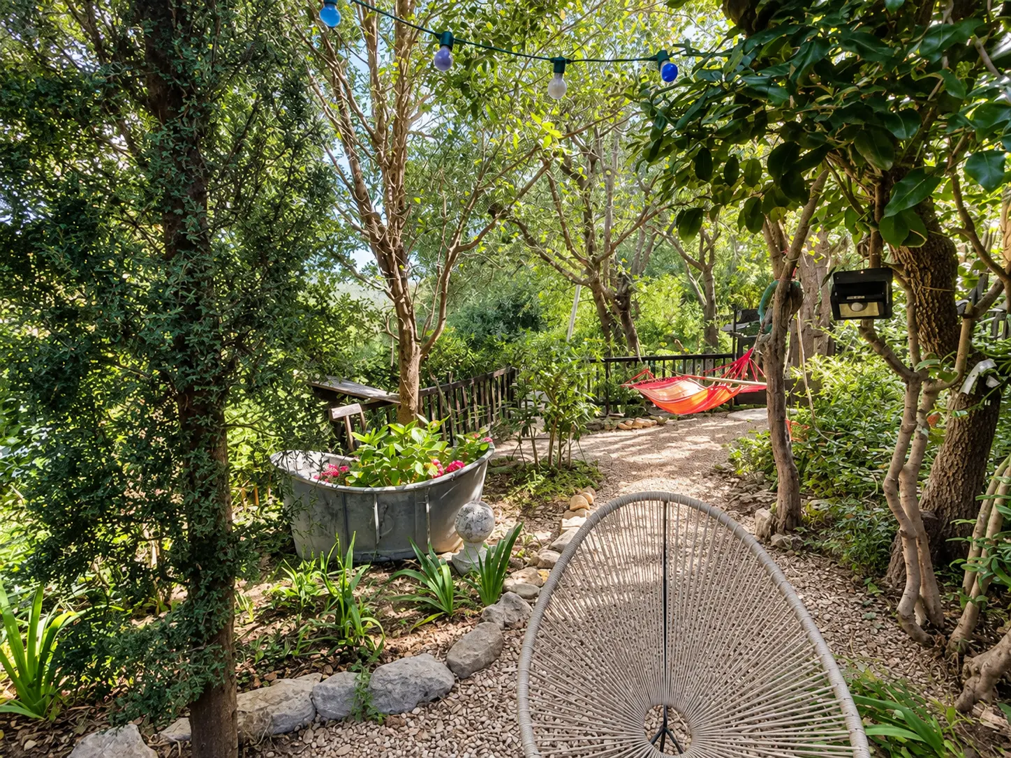 Hamac et guirlandes sous les arbres