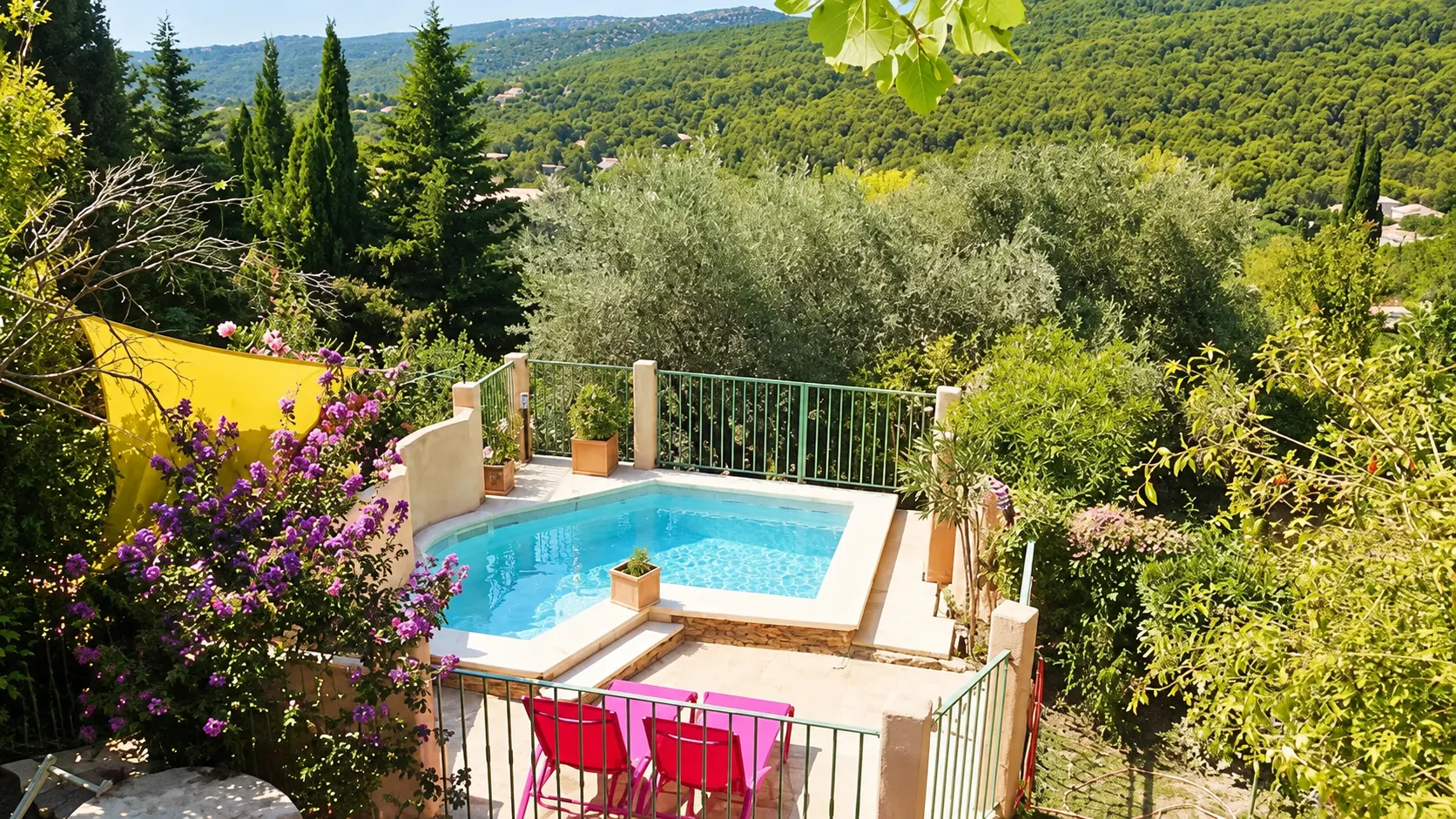 La piscine face aux collines
