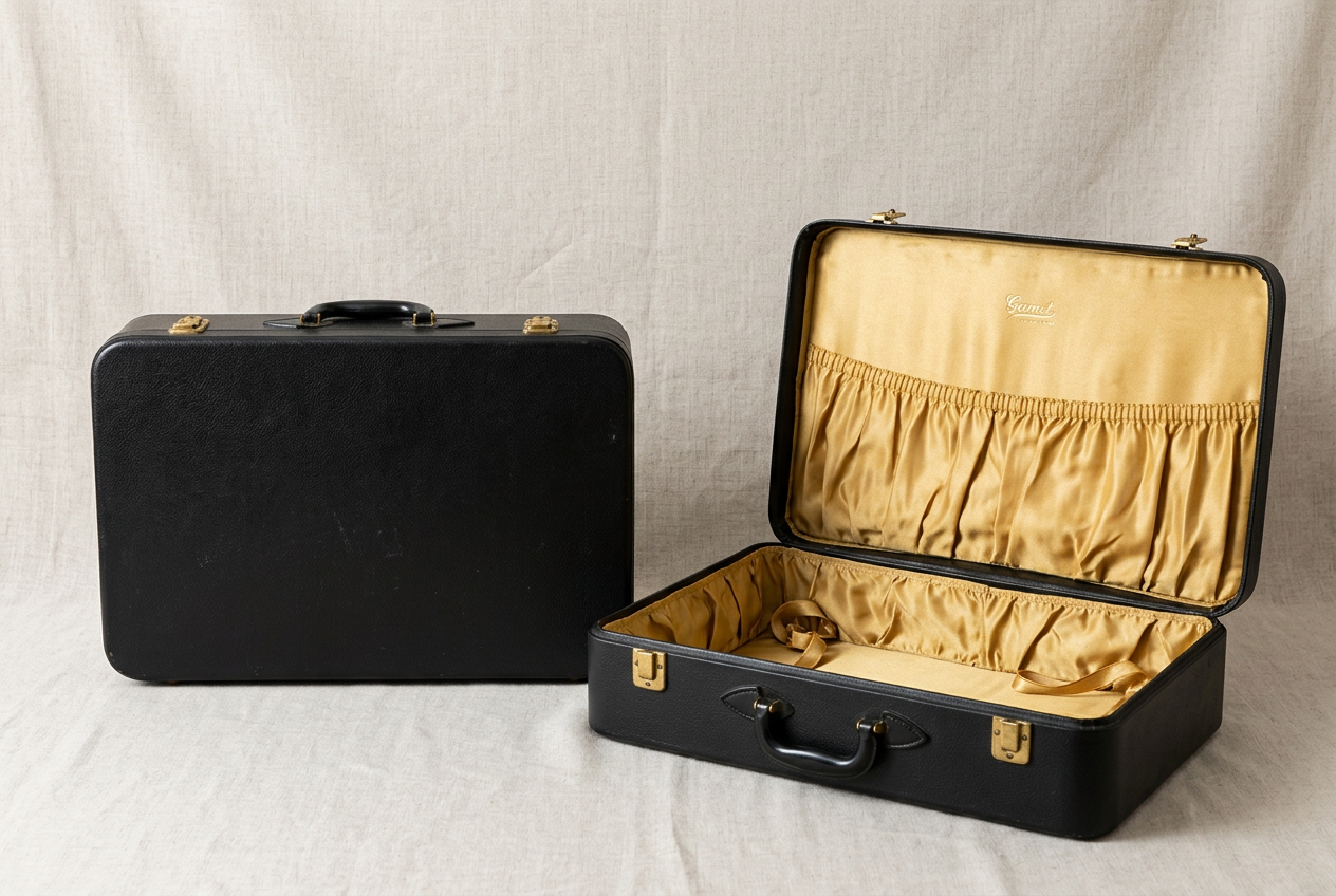 Valise Gamet noire et son intérieur en satin doré (illustration d'après des modèles vintage)