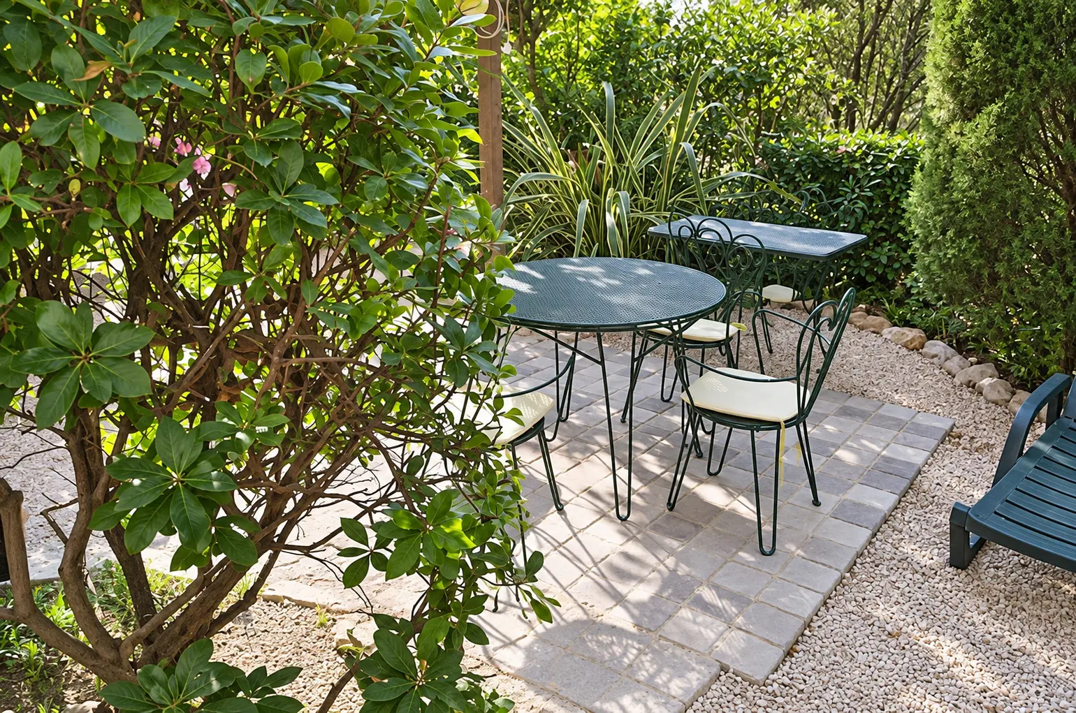 Tables de jardin à l'ombre