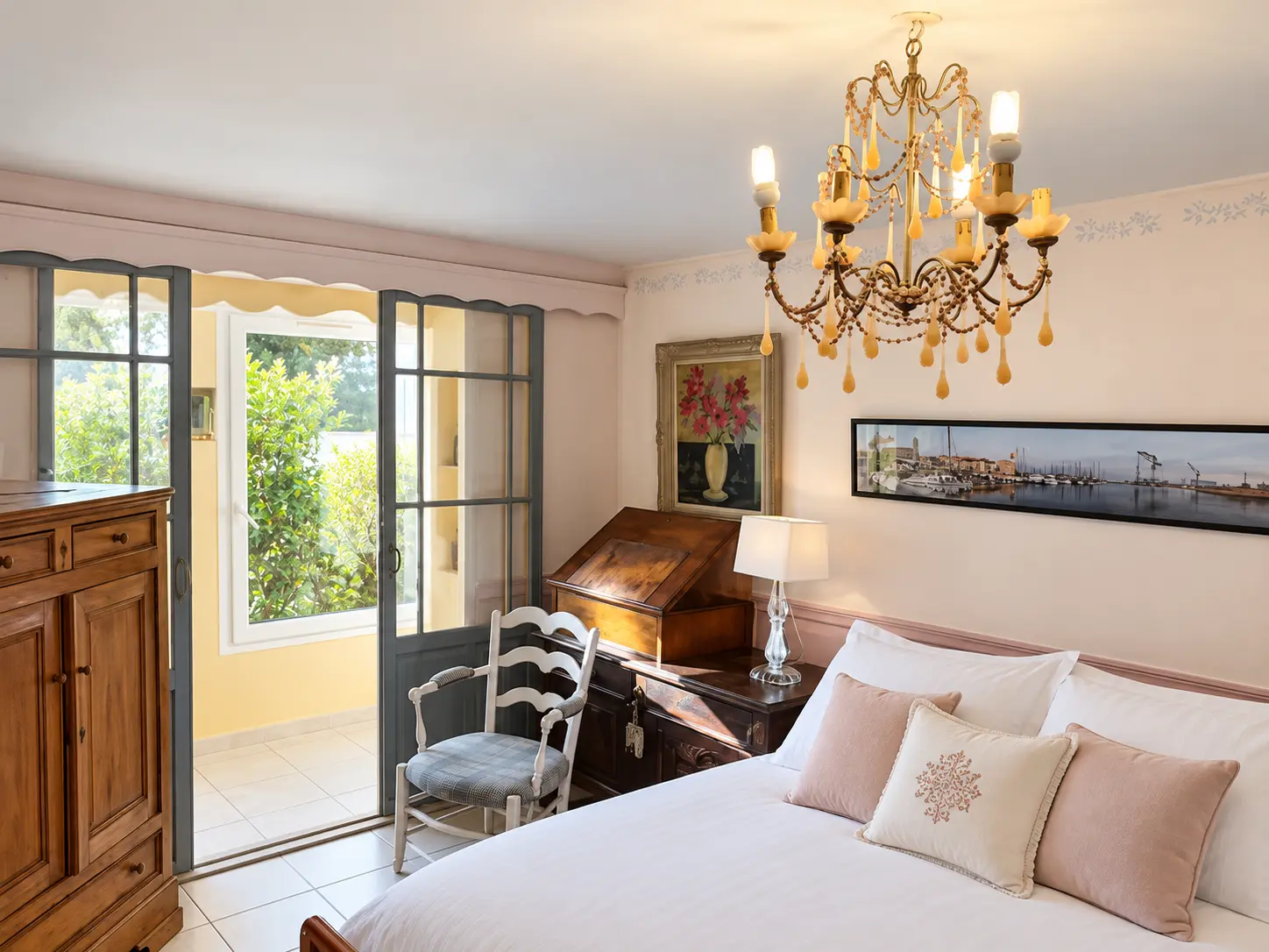 La chambre rose, ses poutres et sa terrasse