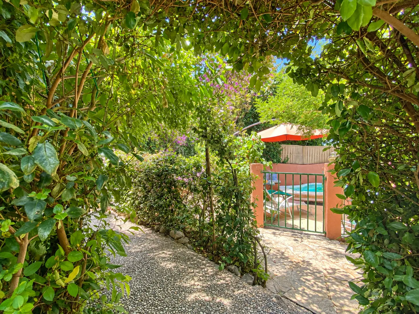 L'allée fleurie vers la piscine