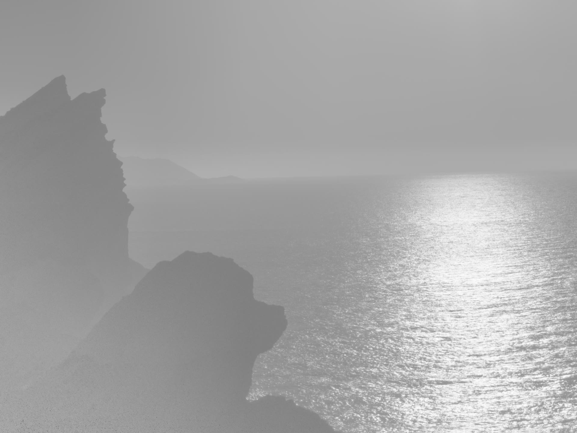 Falaises à contre-jour et mer scintillante entre La Ciotat et Cassis