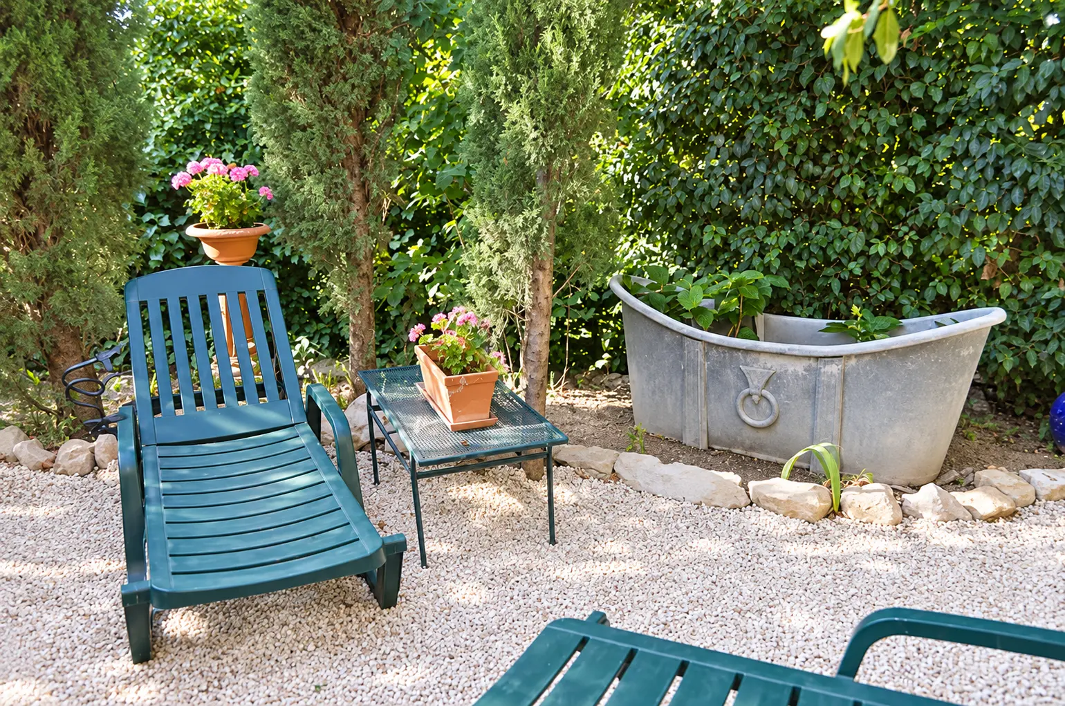 Bain de soleil dans le jardin clos