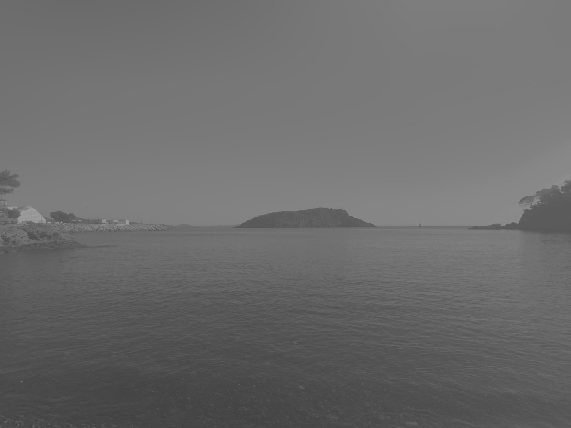 Crique de la baie de La Ciotat, face à l'île boisée au large