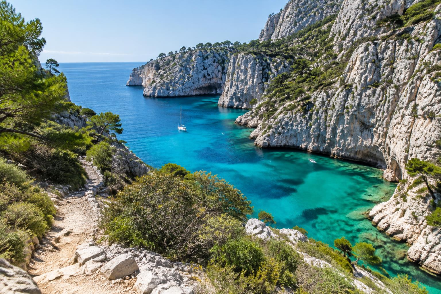 Les falaises calcaires et les eaux turquoise des Calanques de Cassis (illustration)
