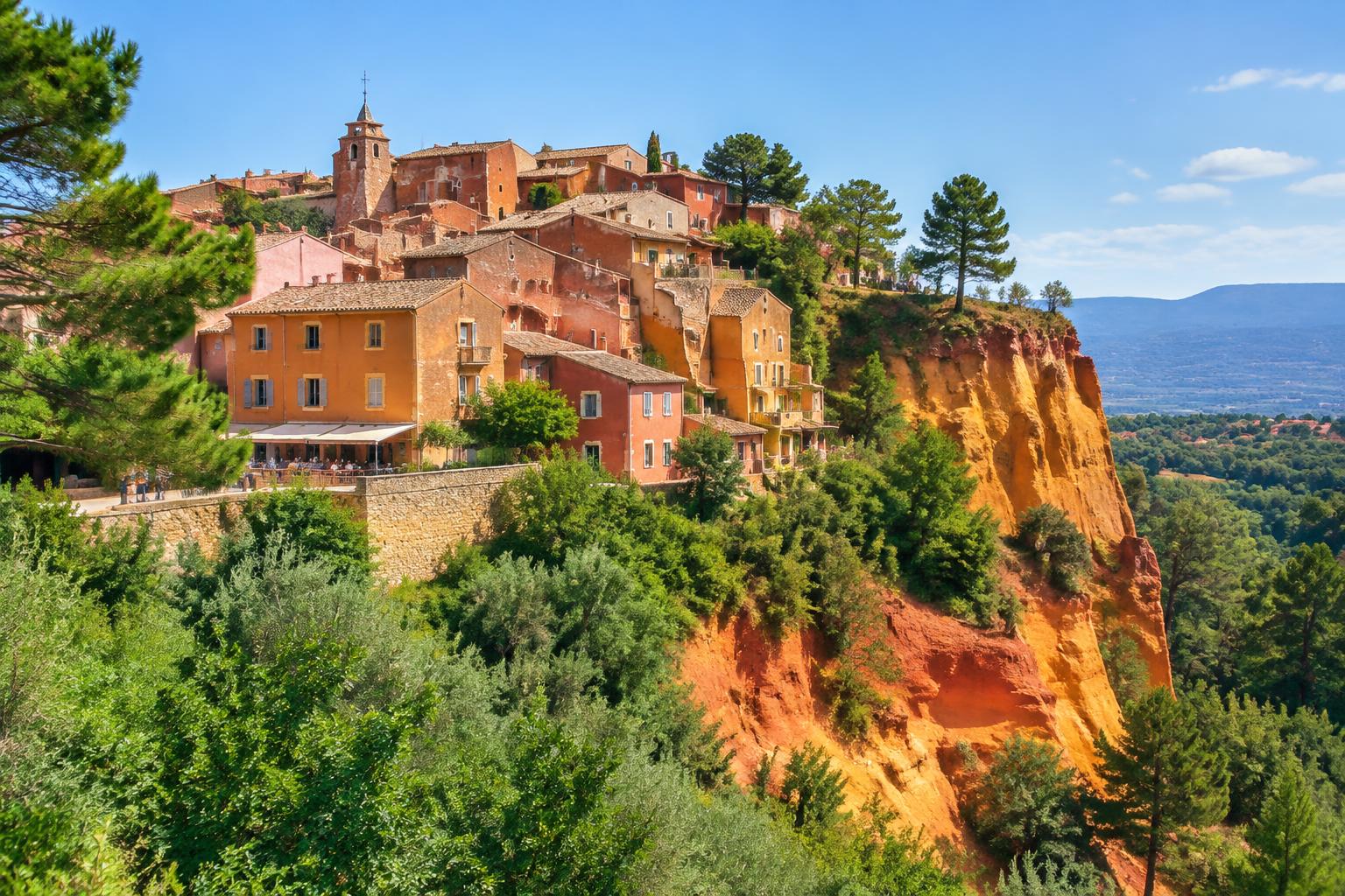 Le village ocre de Roussillon dans le Luberon (illustration)